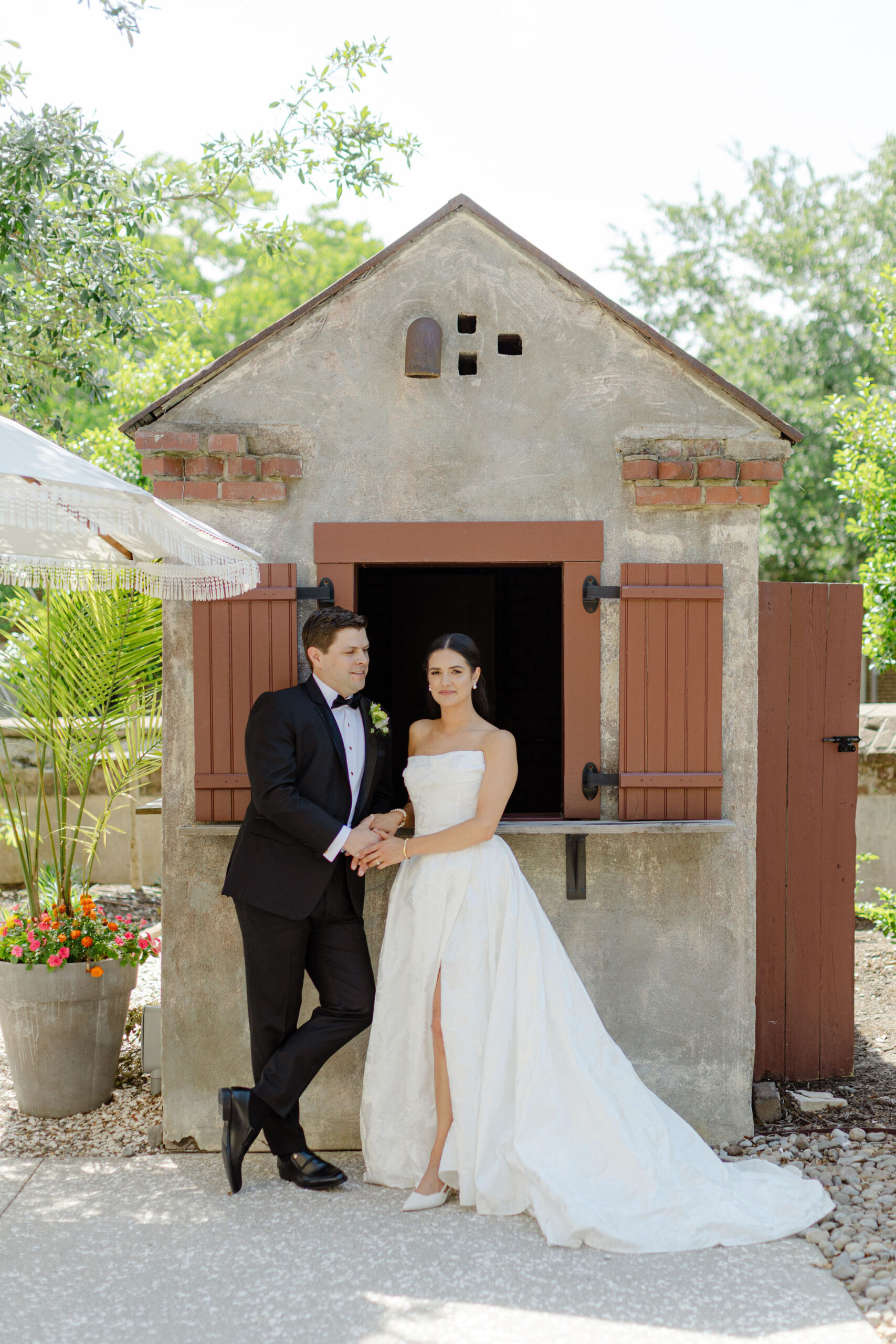 wedding day of Wes and Cali in charleston at Twenty One magazine
